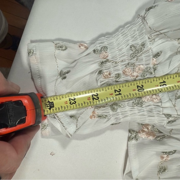 ARULA Cream Floral Blouse with Ruffle Detail - Picture 9 of 14